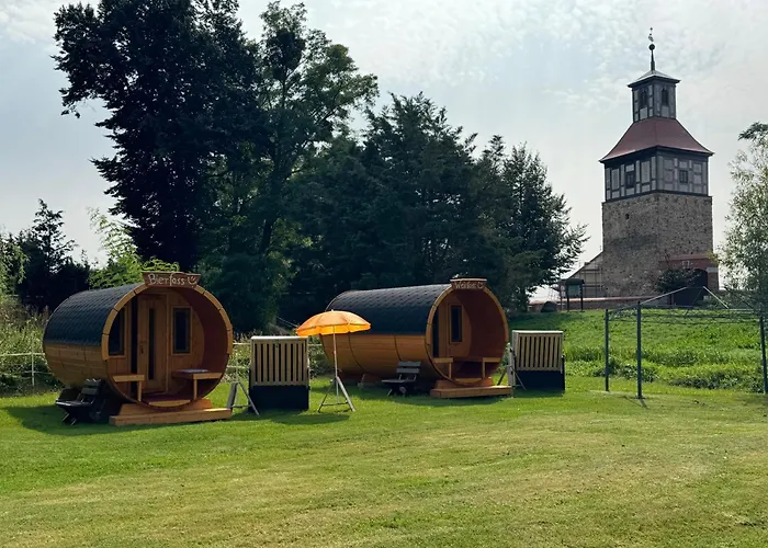 Heinrich's Schlaffässer im Nuthegarten